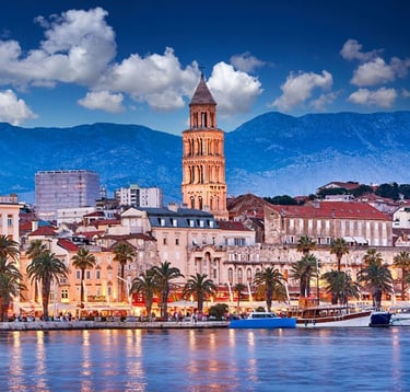 Slikoviti pogled na splitsku obalu s palmama na pozadini Jadranskog mora.