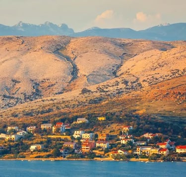 Pogled na selo na otoku Pagu okruženo brdima.