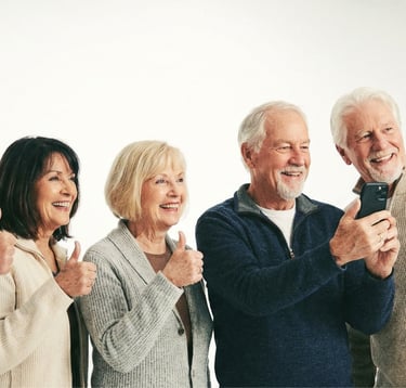 grupo de personas mayores tomando una selfie con un móvil