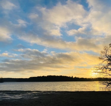 Zachód słońca nad jeziorem Malaren w Sztokholmie