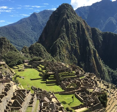 Vue emblématique du Machu Picchu, cité inca perchée entre montagnes et nuages, joyau sacré du Pérou.