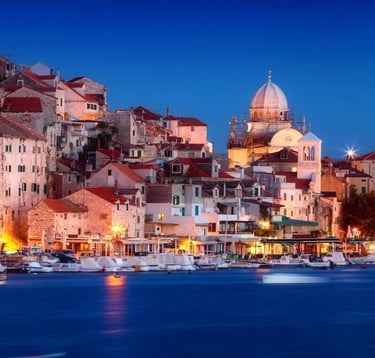 Pogled na šibensku rivu i pristanište nakon zalaska sunca.