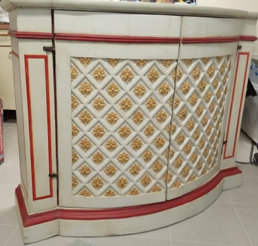 Restauration des peintures d'un buffet d'époque en bois sculpté et peint. Fleurs de lys sculptés.