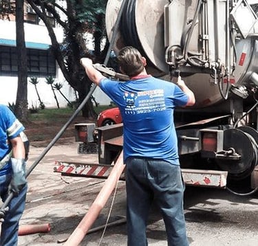 funcionário da suprema com caminhão de sucção