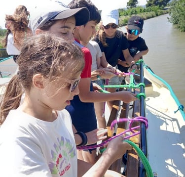 Atelier de nœuds marins pour enfants pendant la classe de découverte en péniche