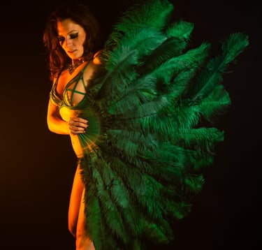 Femme en lingerie verte avec eventails en plumes vertes glamour et sexy