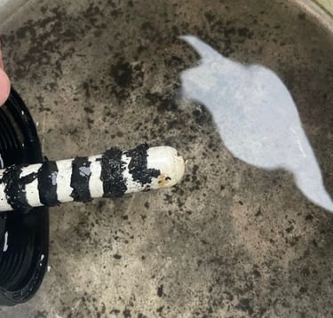 Pot à boue magnétique : résidus ferreux collectés lors du nettoyage d'un circuit PAC air-eau.