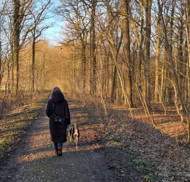 Hundehalterin bei Spaziergang mit Hund