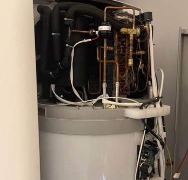 Installation CET par PAC OURAGAN : pose d'un chauffe-eau thermodynamique économe en énergie.