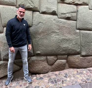 pierre aux douze angles de Cusco, symbole du génie inca, mur ancestral aux blocs parfaitement ajusté
