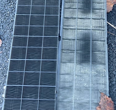 Entretien filtres climatisation : comparaison entre un filtre encrassé et un filtre nettoyé.