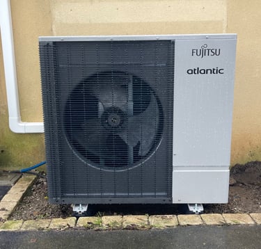 Installation PAC air-eau par PAC OURAGAN : pose d'un système de chauffage haute performance.