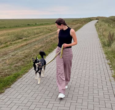 Hundetrainerin mit Hund beim üben Leinenführigkeit