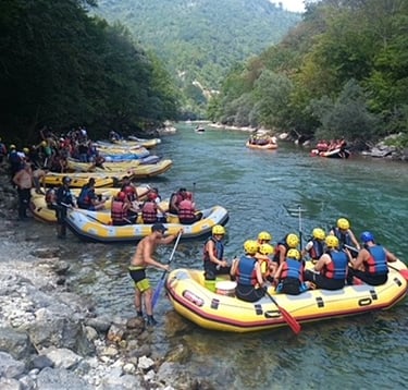 Rafting on the Neretva River with guests preparing to go rafting