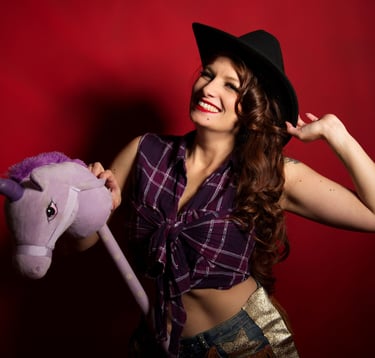 Pin up cowgirl avec chapeau et chemise à carreaux, sur un cheval en peluche