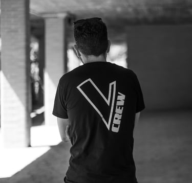 Autoretrato de Mario Perez Rodriguez con una camiseta con un estampado de un programa de televisión.