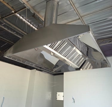 Coifa industrial em aço inox com filtros inerciais e duto para exaustão profissional