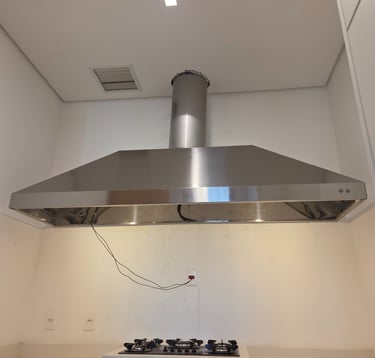 Coifa industrial em inox com filtros inerciais para cozinha profissional