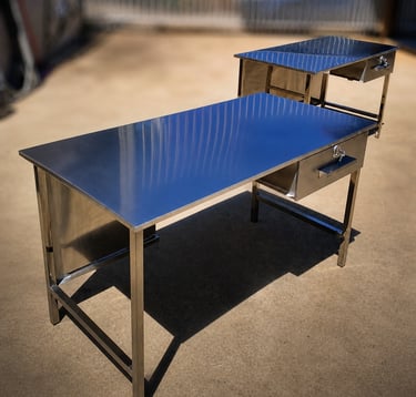 Mesa em inox sob medida com tampo liso para apoio e preparo de alimentos