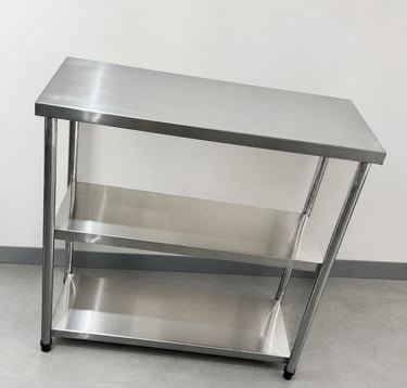Mesa em inox com prateleiras inferiores para organização em cozinha profissional