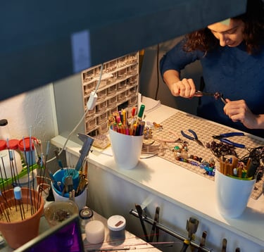 Artesana creando piezas de joyería con pinzas
