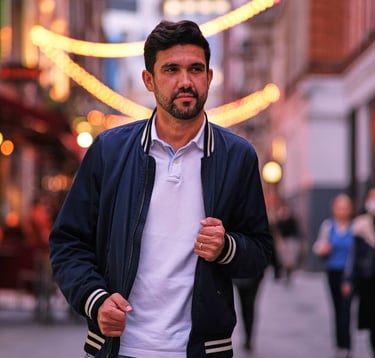 homem caminhando pela Carnaby Street em Londres durante passeio urbano ao entardecer