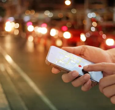 persona usando google maps en su movil en la calle