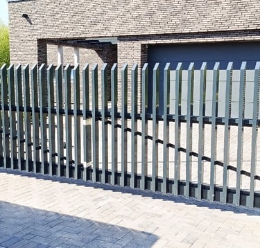 Stumdomi vartai iš aliuminio su aliuminio "šukų" užpildu