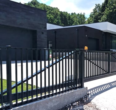 stumdomi vartai su vertikaliai išdėstytais 40x10 aliuminio profiliais ir greitaeige KEY Sun automatika vartams