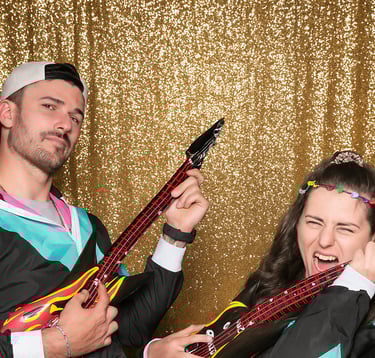 Lachende Freunde im Retro-Stil mit Sofortbild aus der Partivent Retro Fotobox – nostalgischer Spaß f