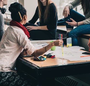 personnes détendues et bien être au travail