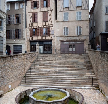 La fontaine monolithe : le Griffoul, à Villefranche de Rouergue 