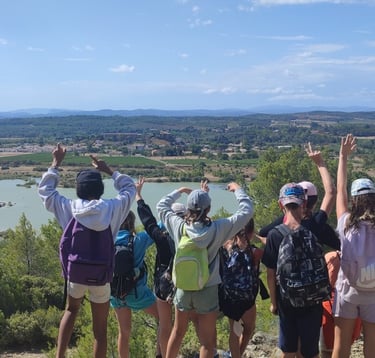 Enfants observant un magnifique panorama lors d'une colo croisière le long du Canal du Midi