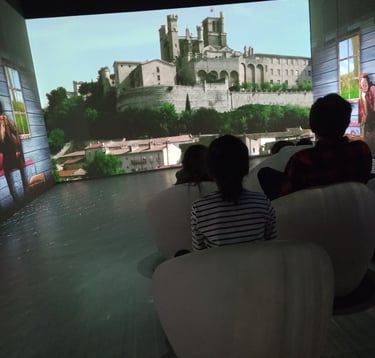 Enfants lors de la séance de cinéma immersif retraçant l'histoire du Canal du Midi