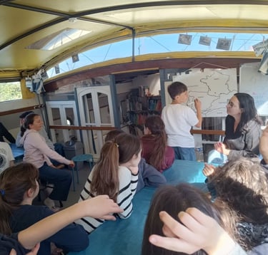 Intervention pédagogique avec des élèves lors d’une classe découverte en péniche
