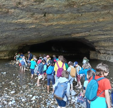 Enfants découvrant les ponts naturels de Minerve lors d’une excursion.