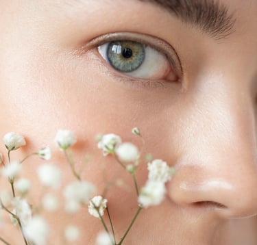 chica con flores en la cara y ojos azules