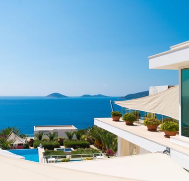 Private residence with a breathtaking view and a sizable, well-established yard