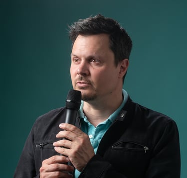 Vincent Posé, micro en main, pour parler en public
