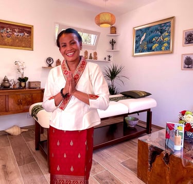masseuse thaïlandaise dans un salon;on de massage