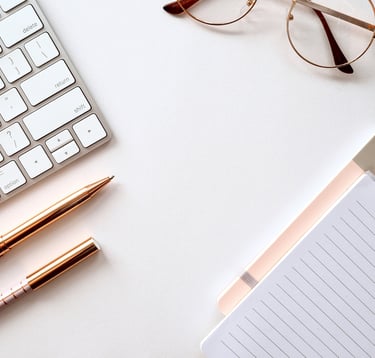 clavier d'ordinateur blanc, crayons roses, carnet de note blanc et des lunettes. tout est en place pour préparer sa retraite
