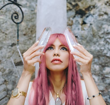 Mujer con 2 torres de cuarzo cristal