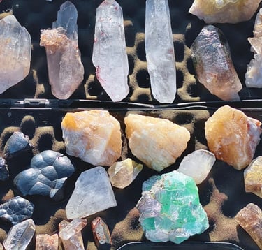 Cristales curativos en bruto: cuarzo, amatista y fluorita verde sobre exhibidor de espuma