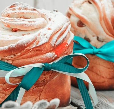 Dos bizcochos decorados con cintas de colores