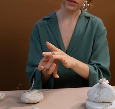 Mujer exhibiendo un anillo de piedra preciosa de plata