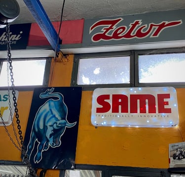 Εικόνα με τα κάδρα στον τοίχο του συνεργείου τρακτέρ στην Άρνισσα - Zetor, Same, Lamborghini