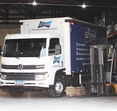 um caminhão estacionado em uma garagem