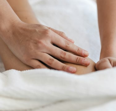 mains effectuant un massage du dos pour soulager les douleur à genève