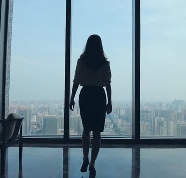 Mulher executiva olhando pela janela na empresa