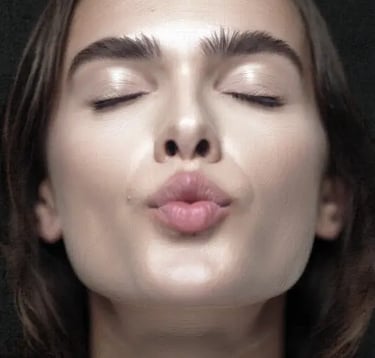 visage de femme faisant un bizou a l'objectif